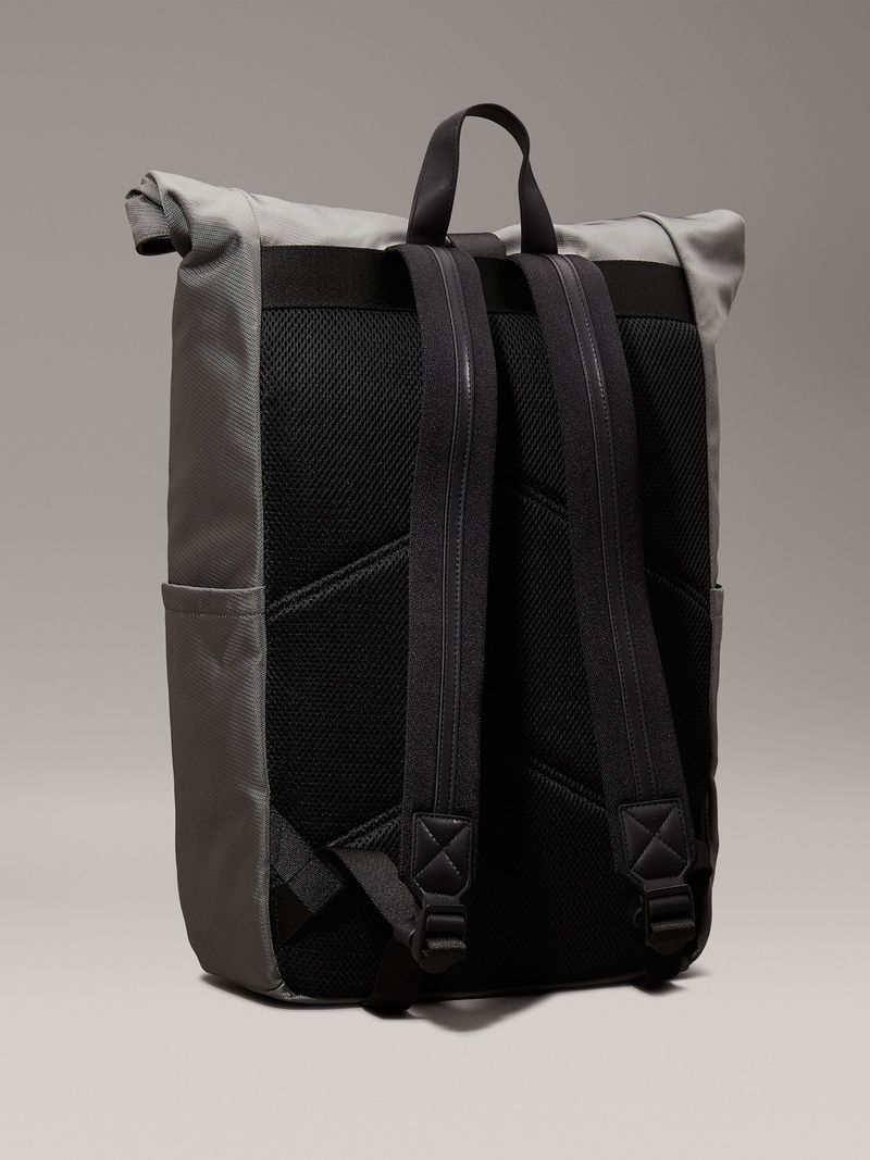 Mochila-con-la-parte-superior-enrollable