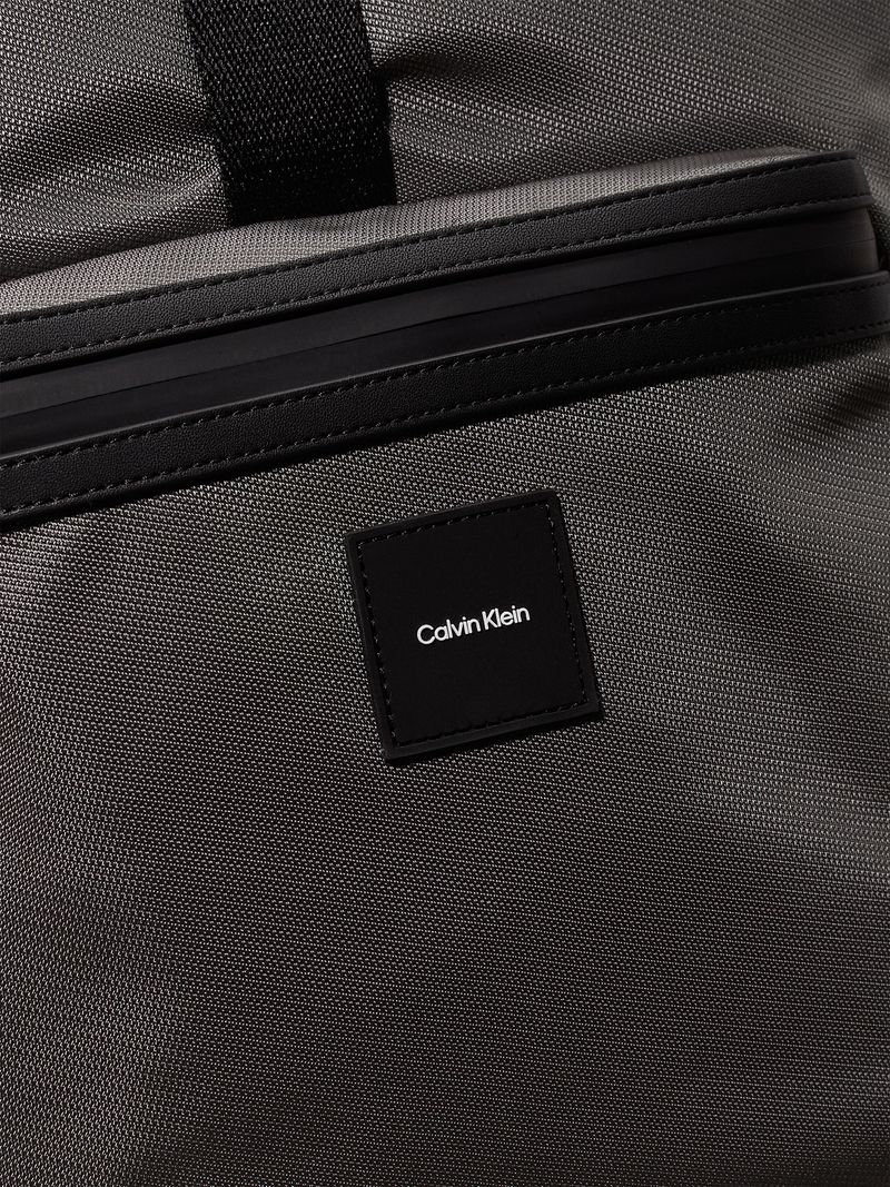 Mochila-con-la-parte-superior-enrollable