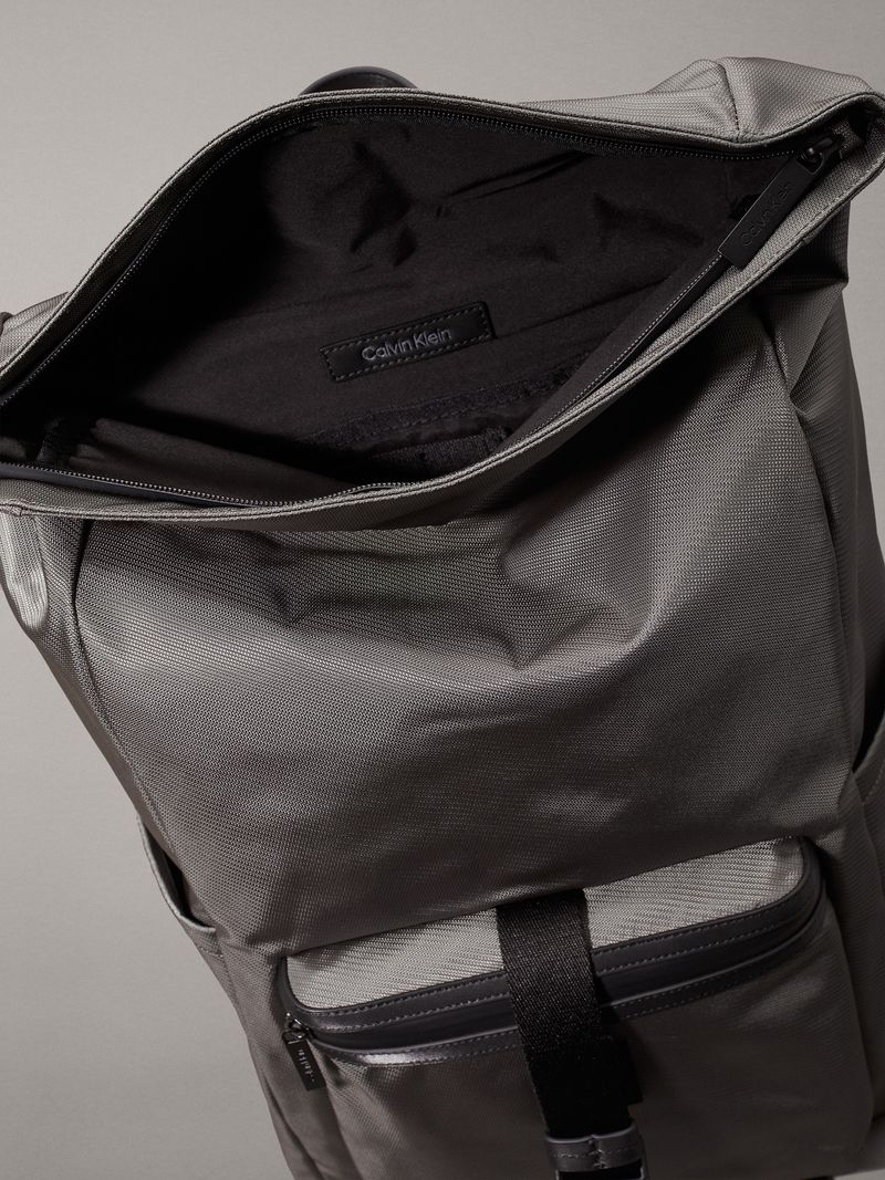 Mochila-con-la-parte-superior-enrollable