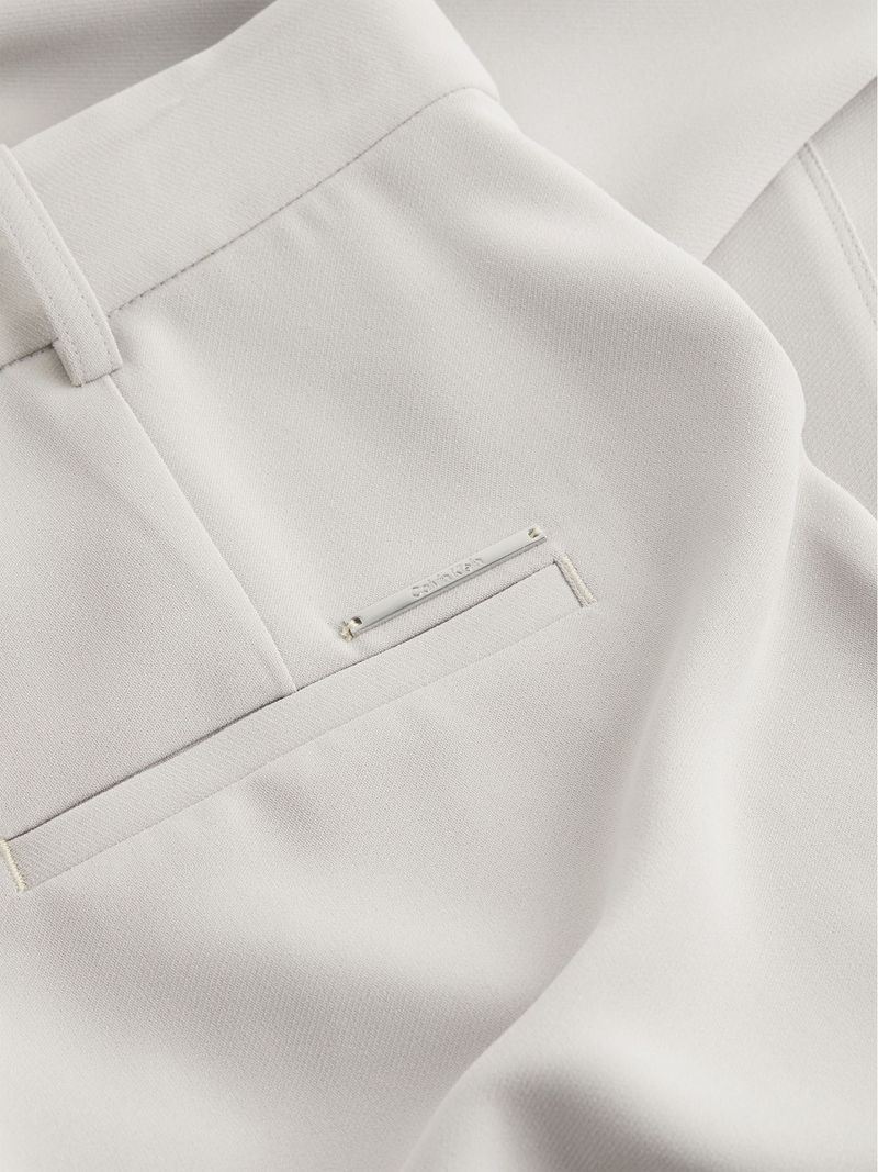 Pantalon-de-sarga-con-pierna-ancha