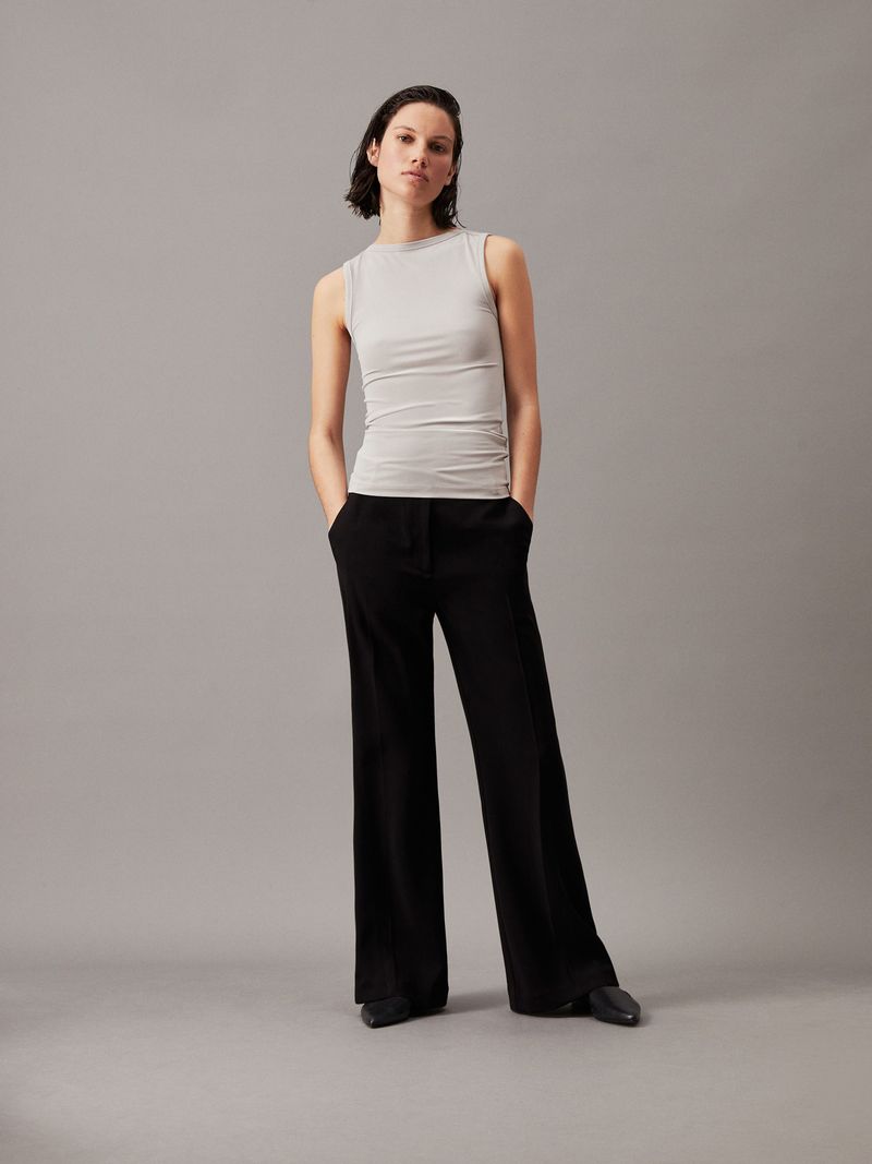 Pantalon-de-sarga-con-pierna-ancha