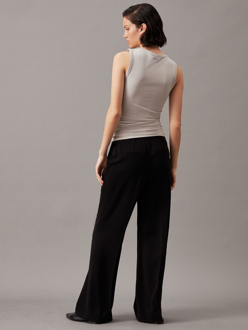 Pantalon-de-sarga-con-pierna-ancha