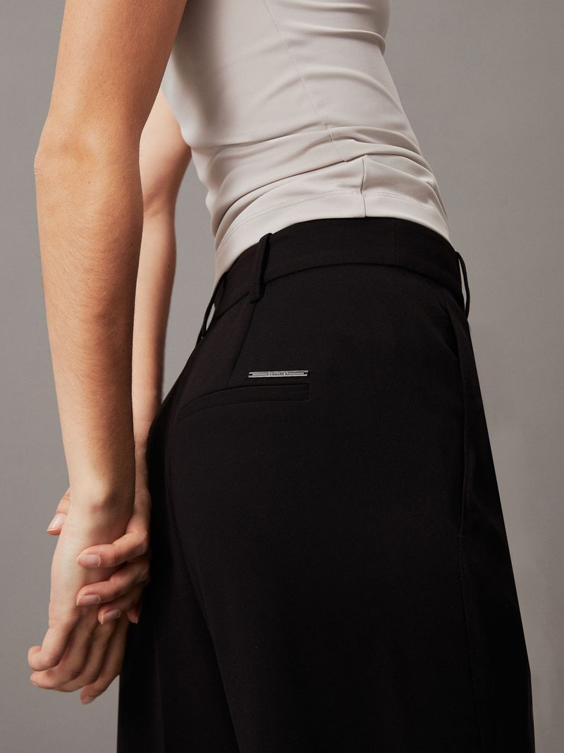 Pantalon-de-sarga-con-pierna-ancha