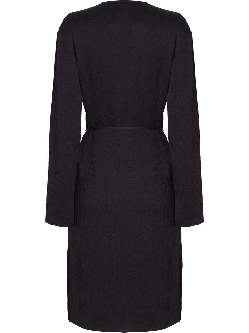 Vestido-de-saten-con-escote-en-v
