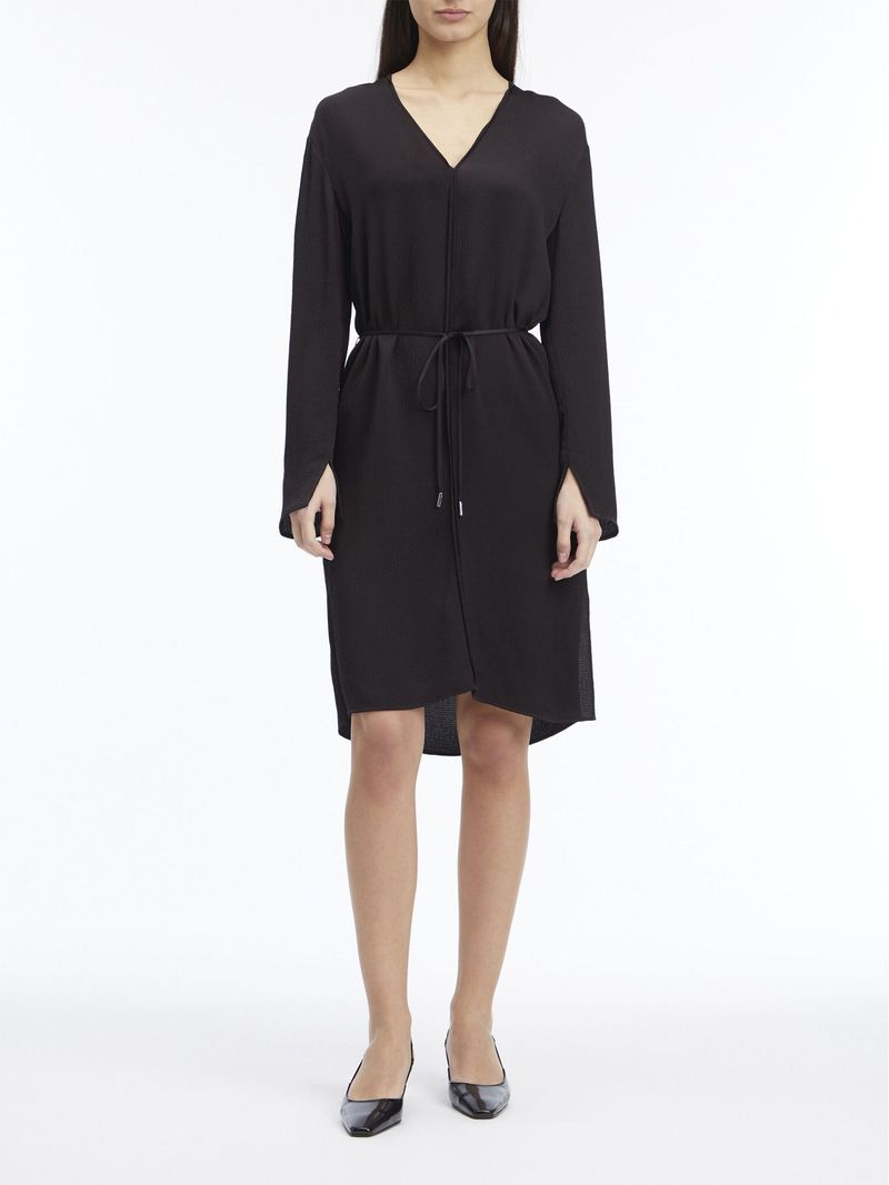 Vestido-de-saten-con-escote-en-v