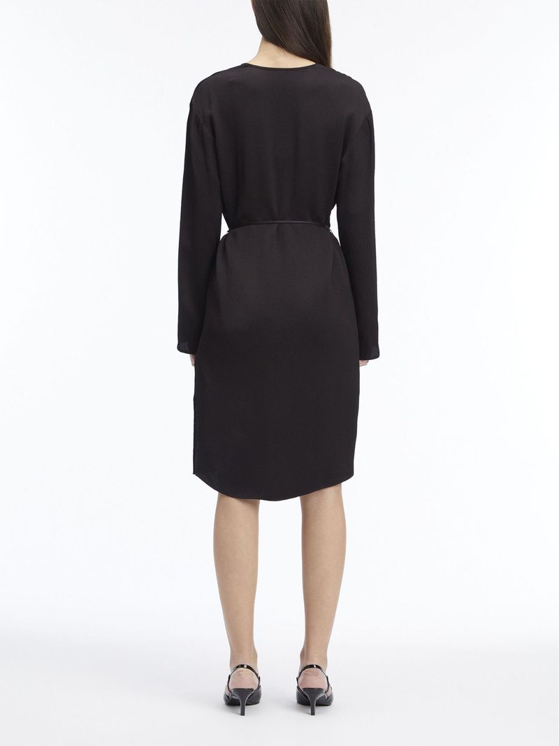 Vestido-de-saten-con-escote-en-v