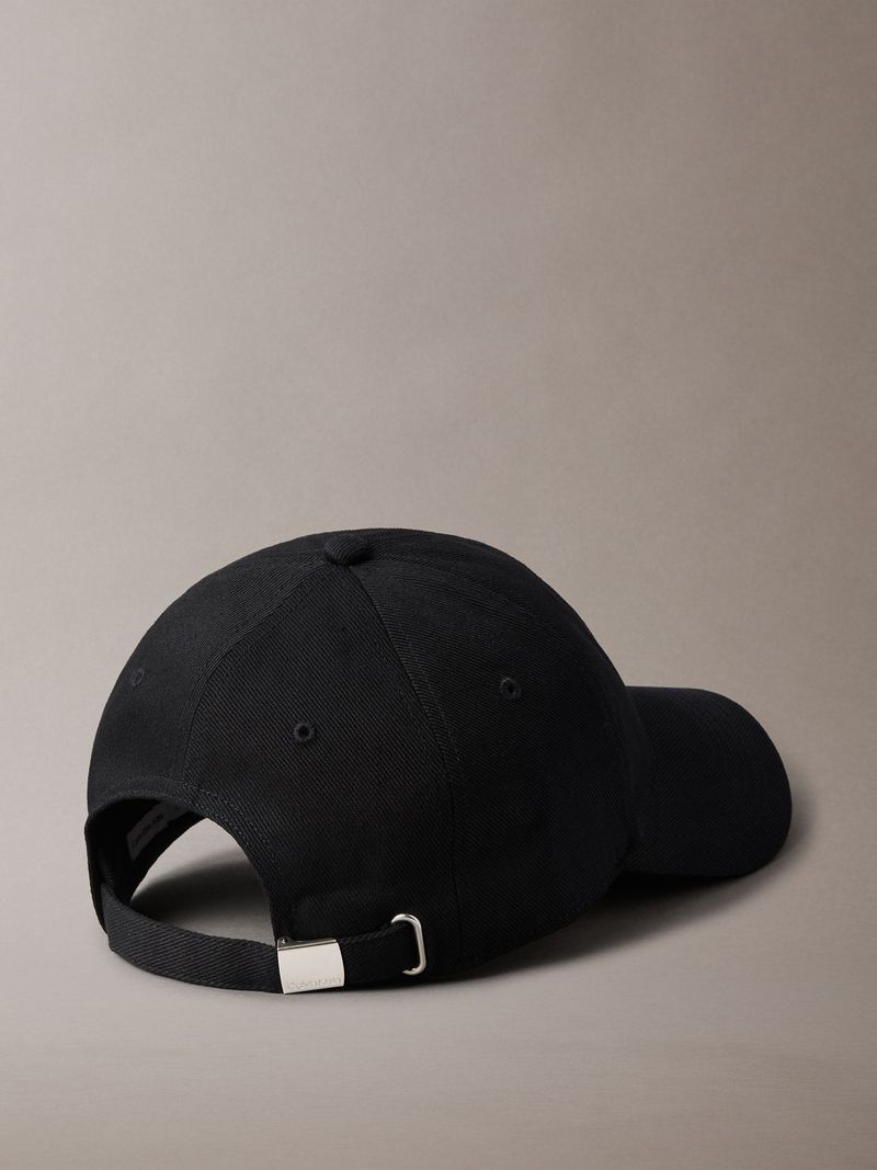 Gorra-con-monograma-bordado