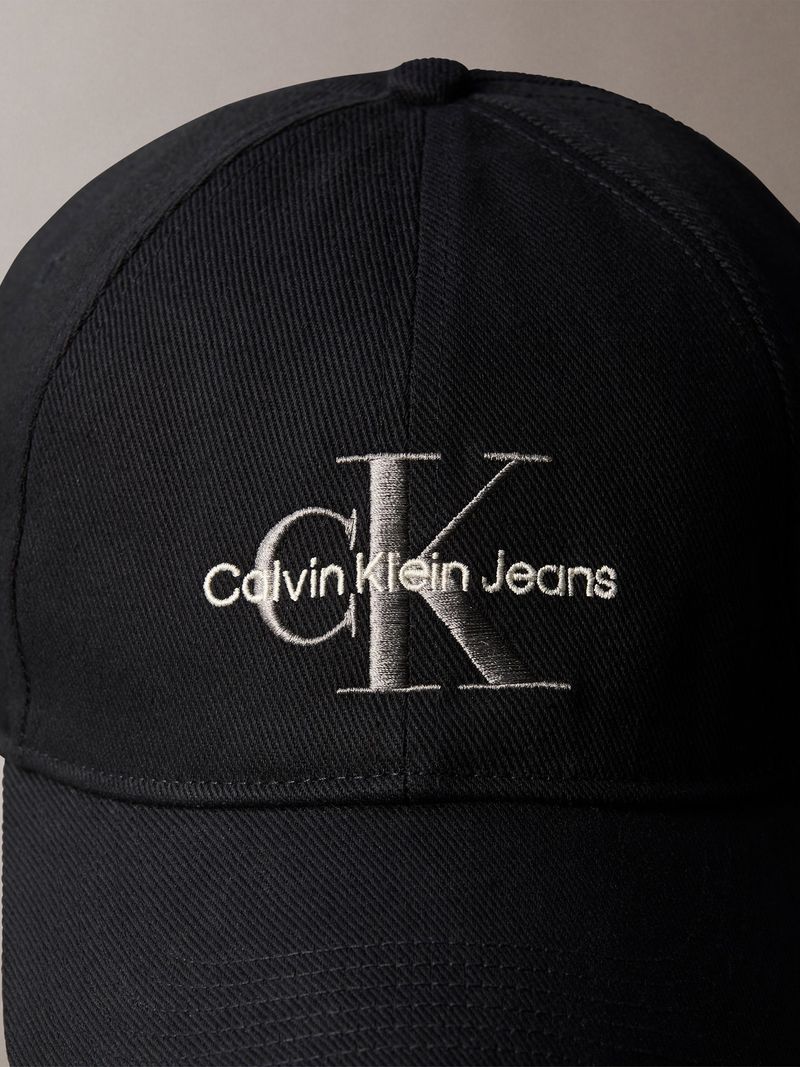 Gorra-con-monograma-bordado