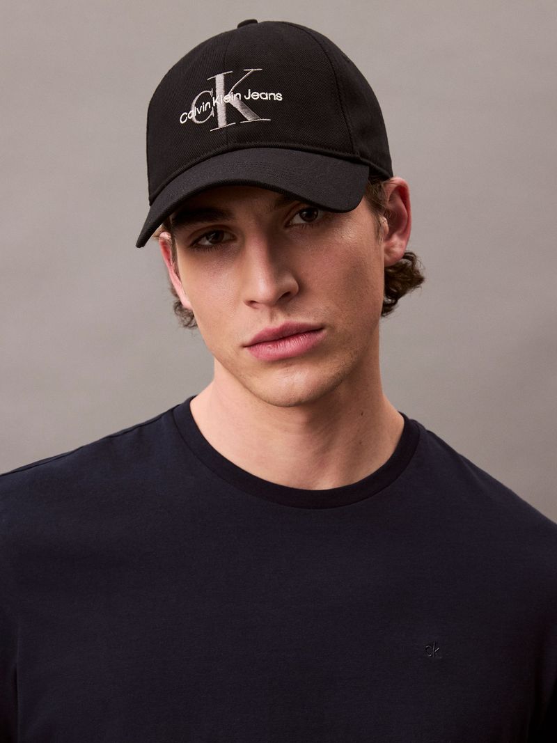 Gorra-con-monograma-bordado
