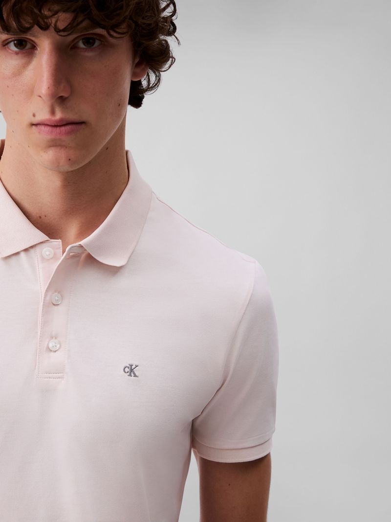 Polo-con-monograma-bordado