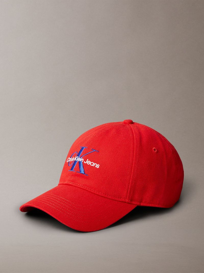 Gorra-con-monograma-bordado