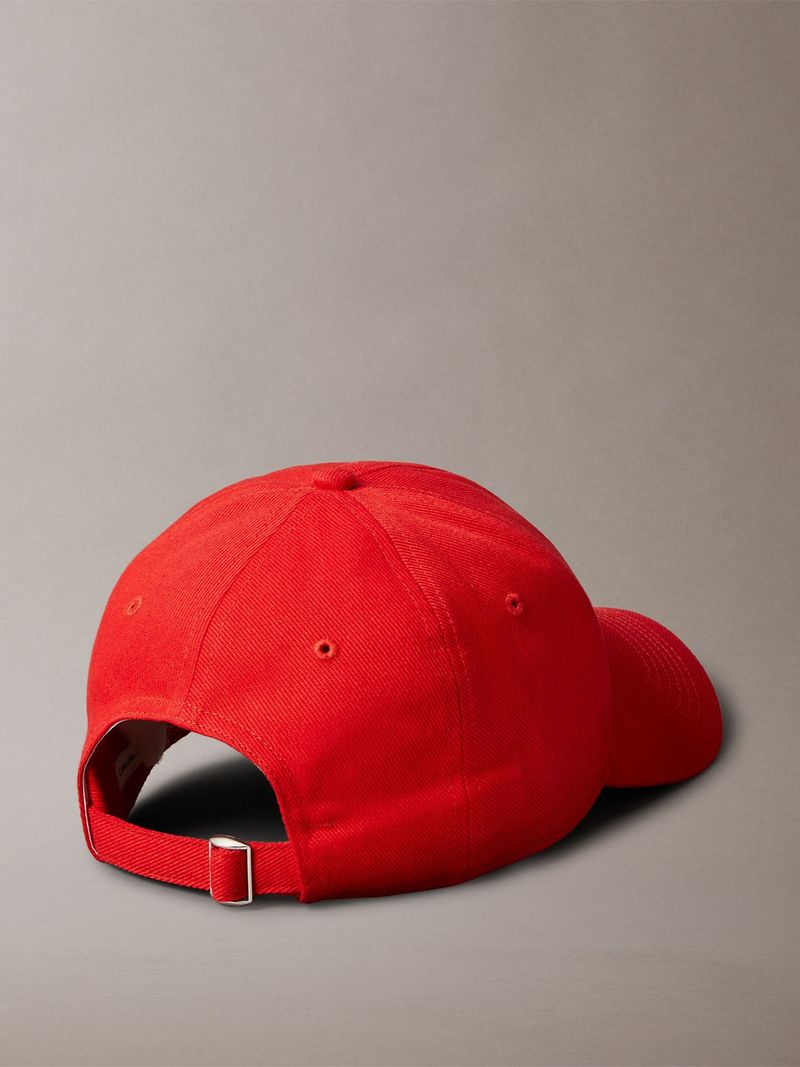 Gorra-con-monograma-bordado