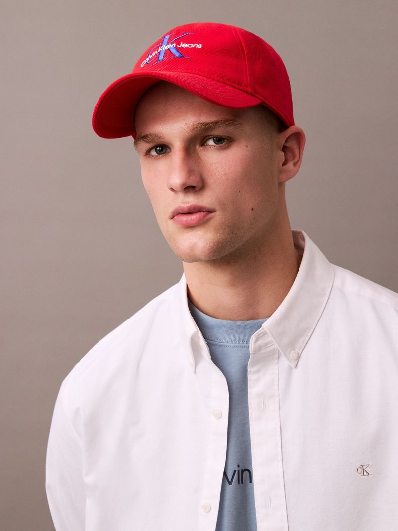 Gorra-con-monograma-bordado