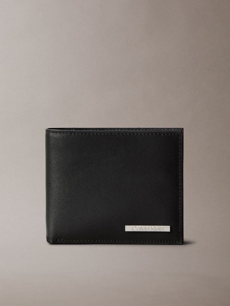 Billetera-de-cuero-con-placa-metalica