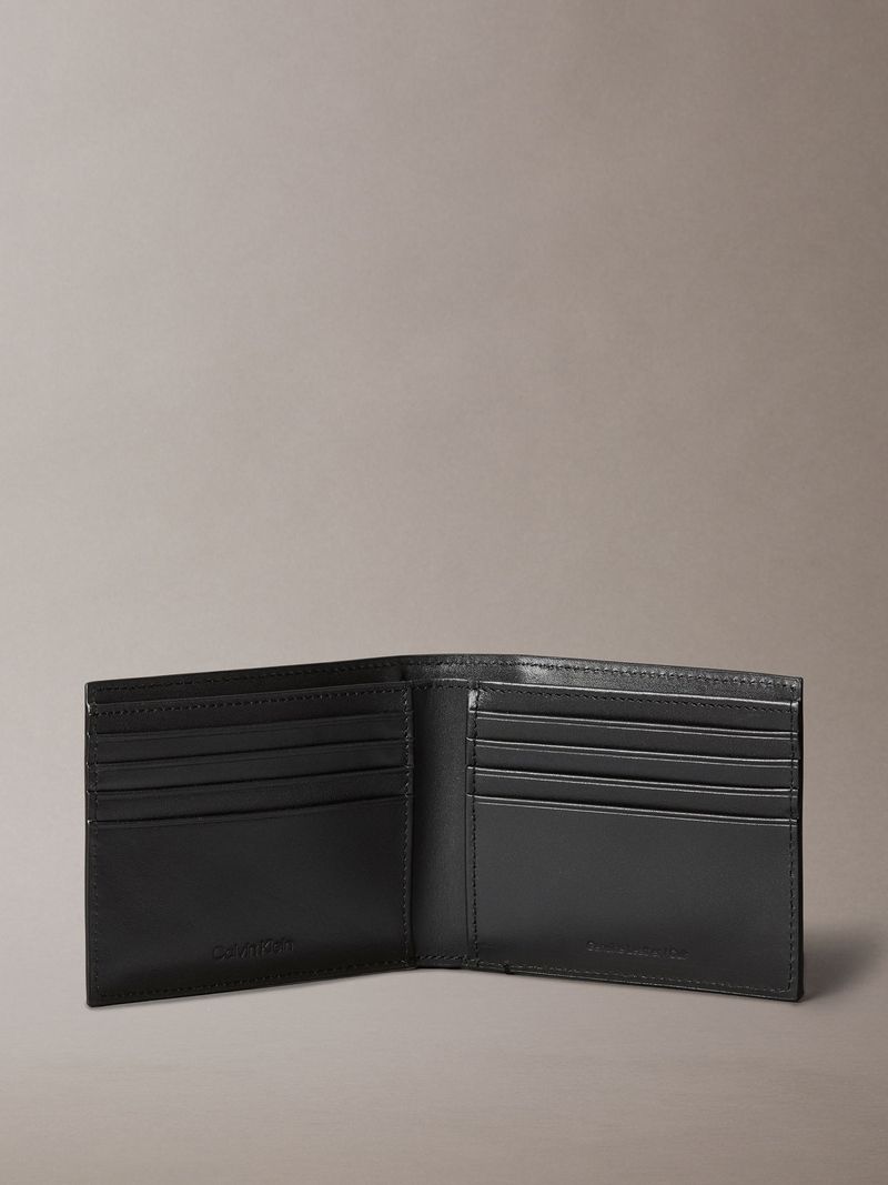 Billetera-de-cuero-con-placa-metalica