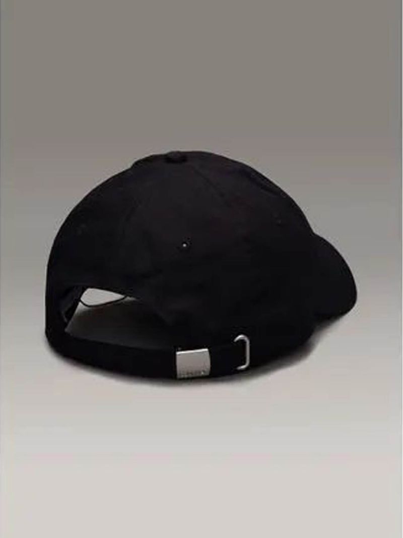 Gorra-con-monograma-bordado
