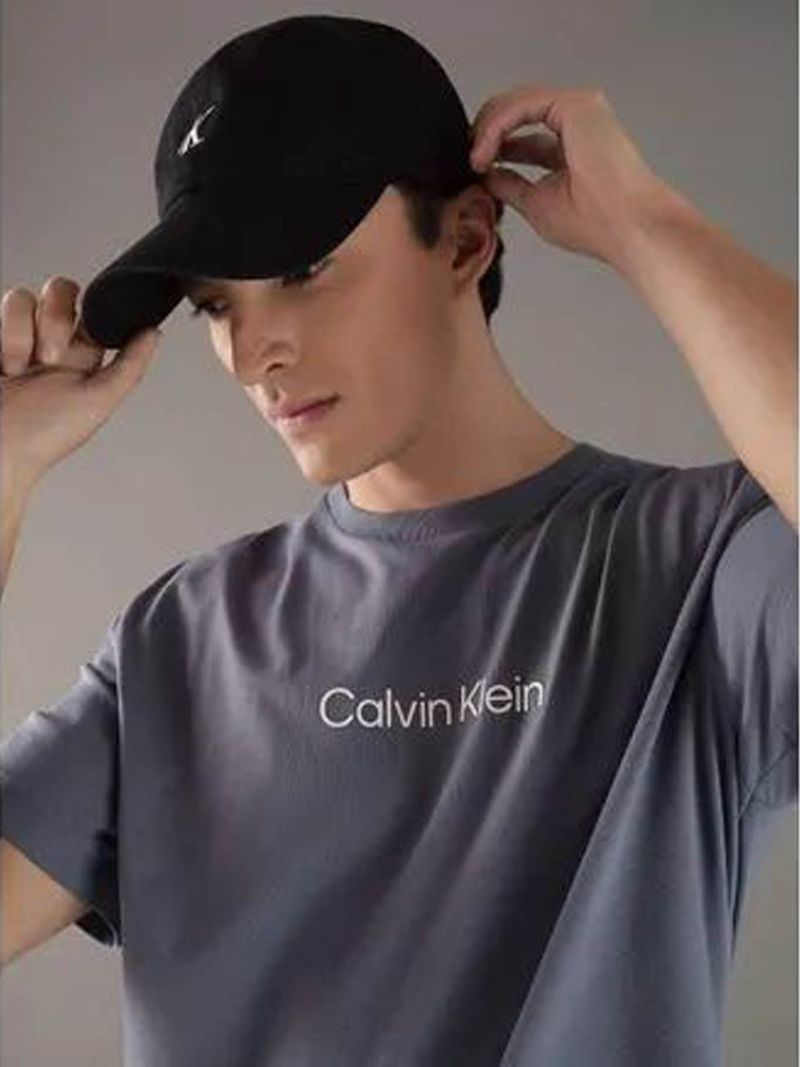 Gorra-con-monograma-bordado