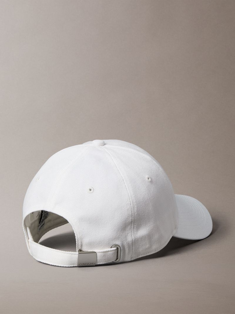 Gorra-con-monograma-bordado