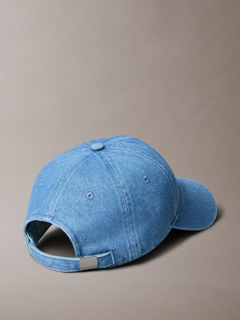 Gorra-denim-con-monograma-bordado