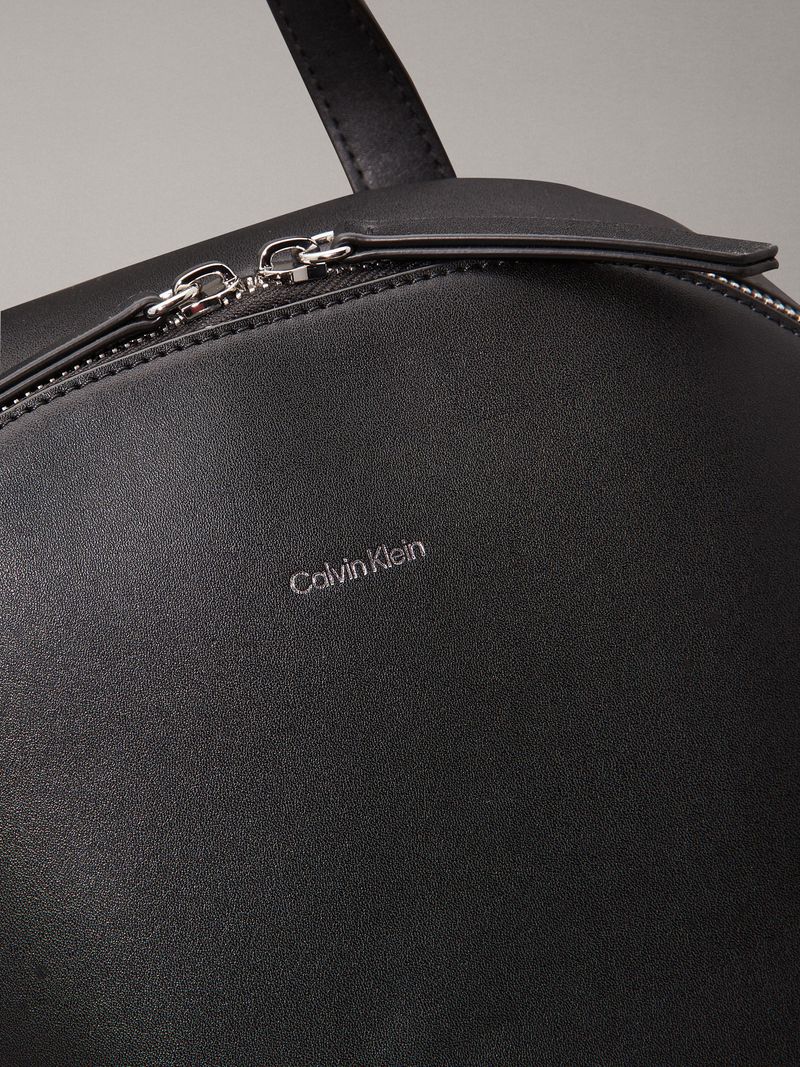 Mochila-con-logo