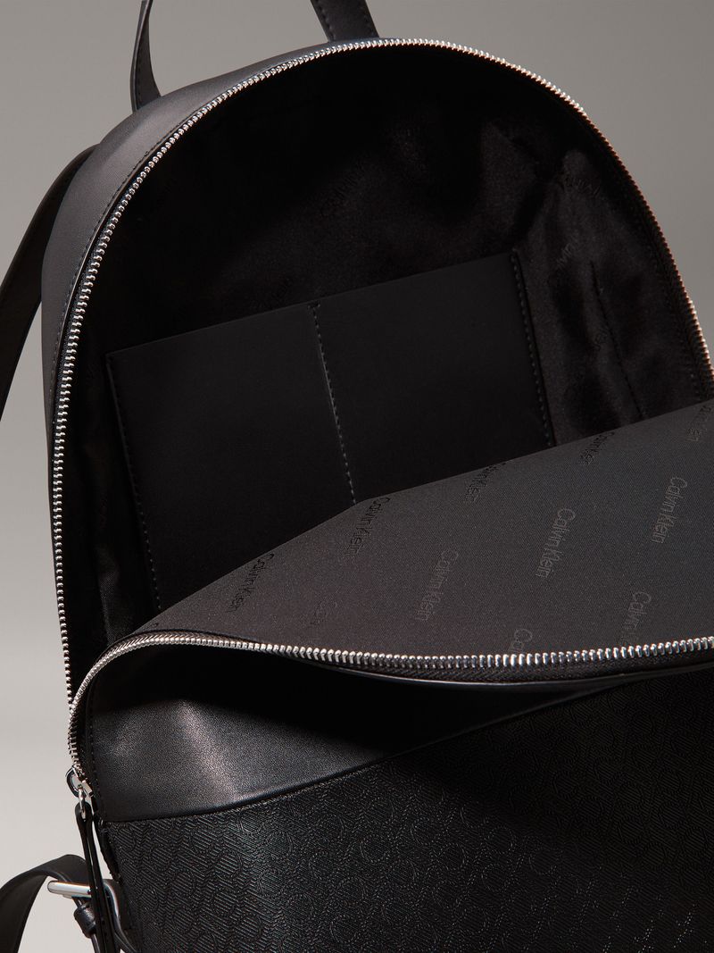 Mochila-con-logo