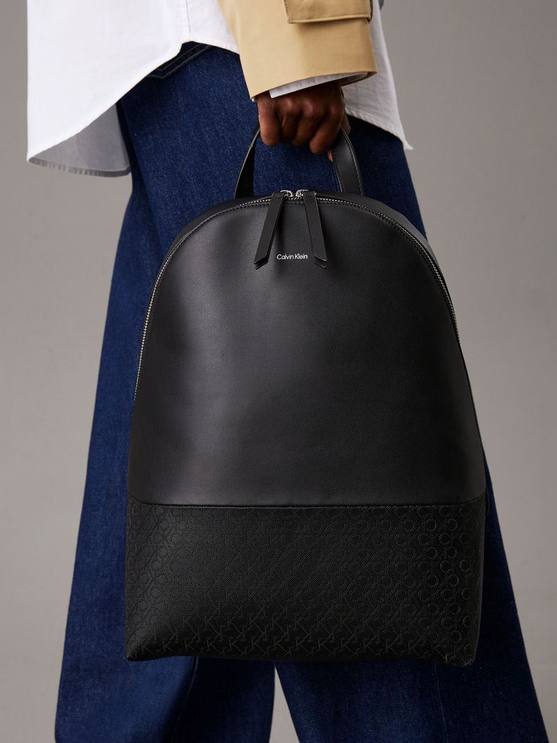 Mochila-con-logo