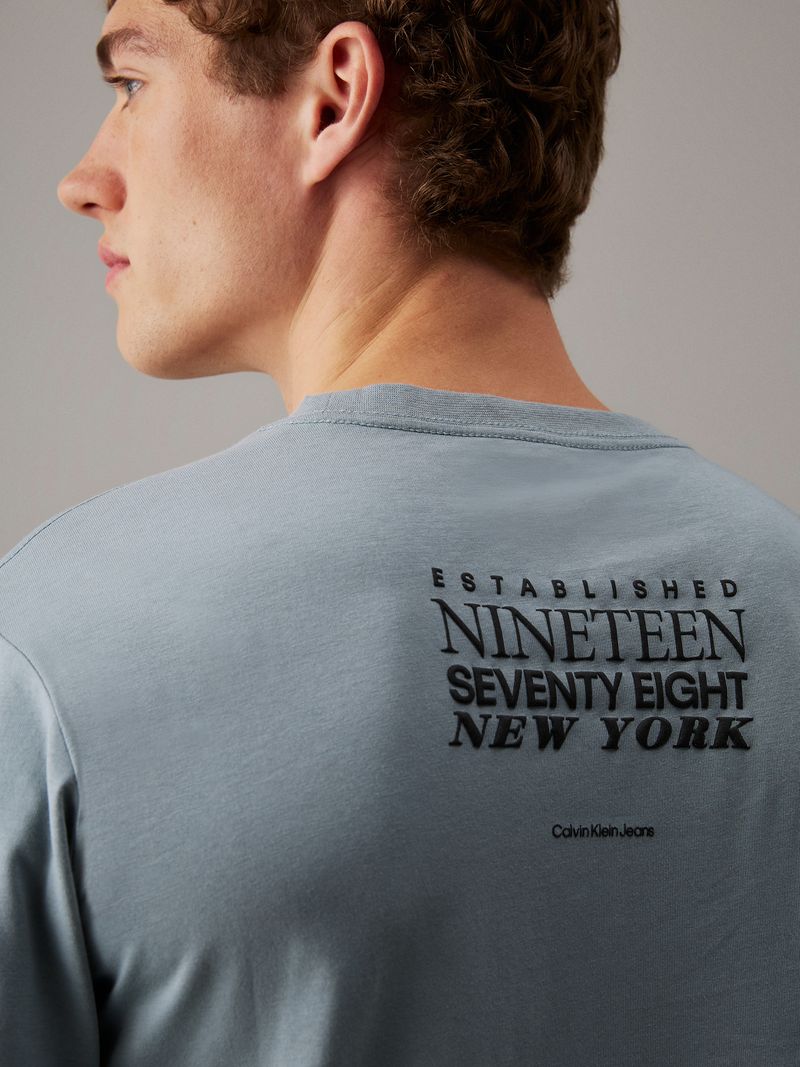 Playera-con-logo-en-la-parte-trasera