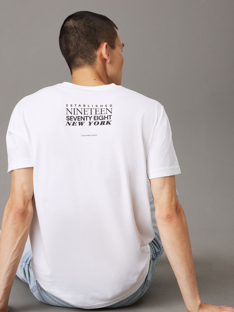 Playera-con-logo-en-la-parte-trasera