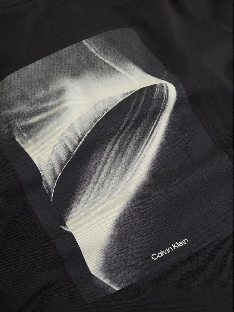 Playera-grafica-con-efecto-de-luz-desvanecida