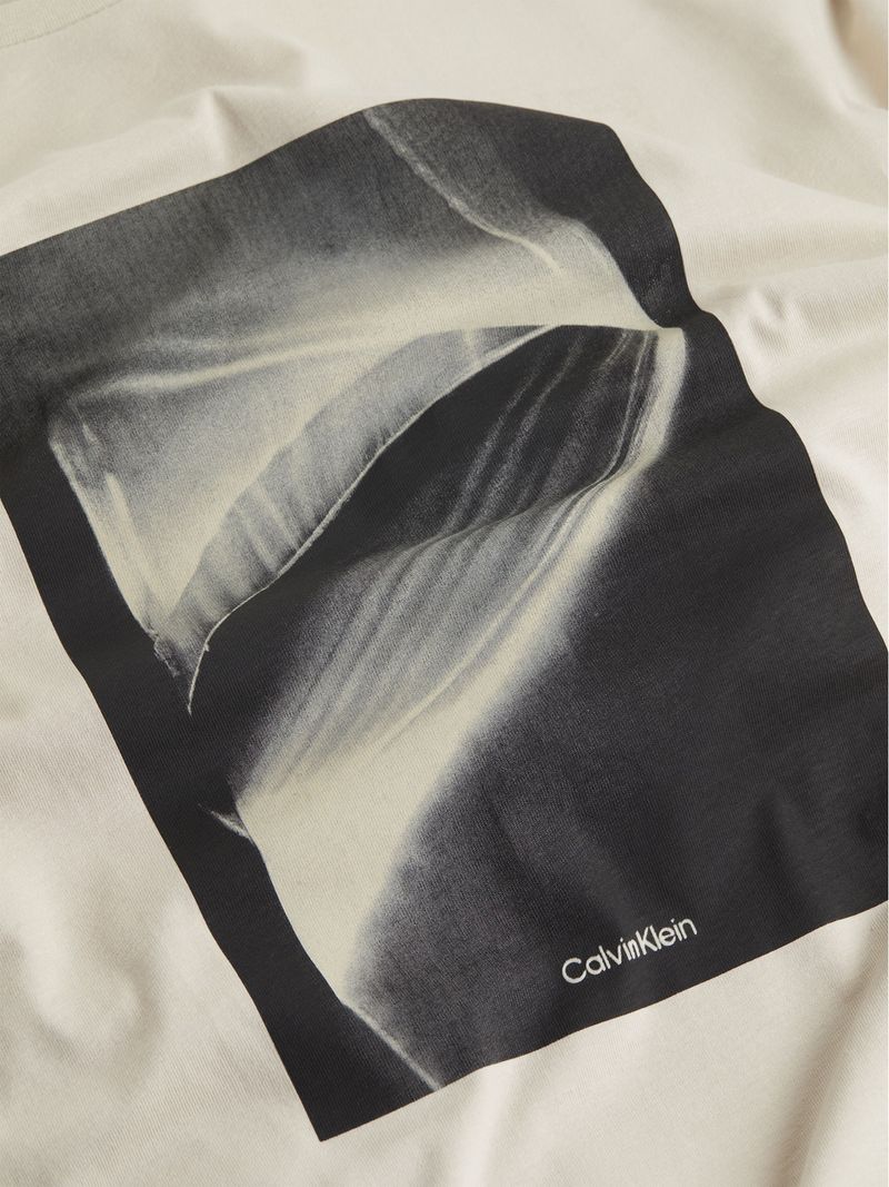 Playera-grafica-con-efecto-de-luz-desvanecida