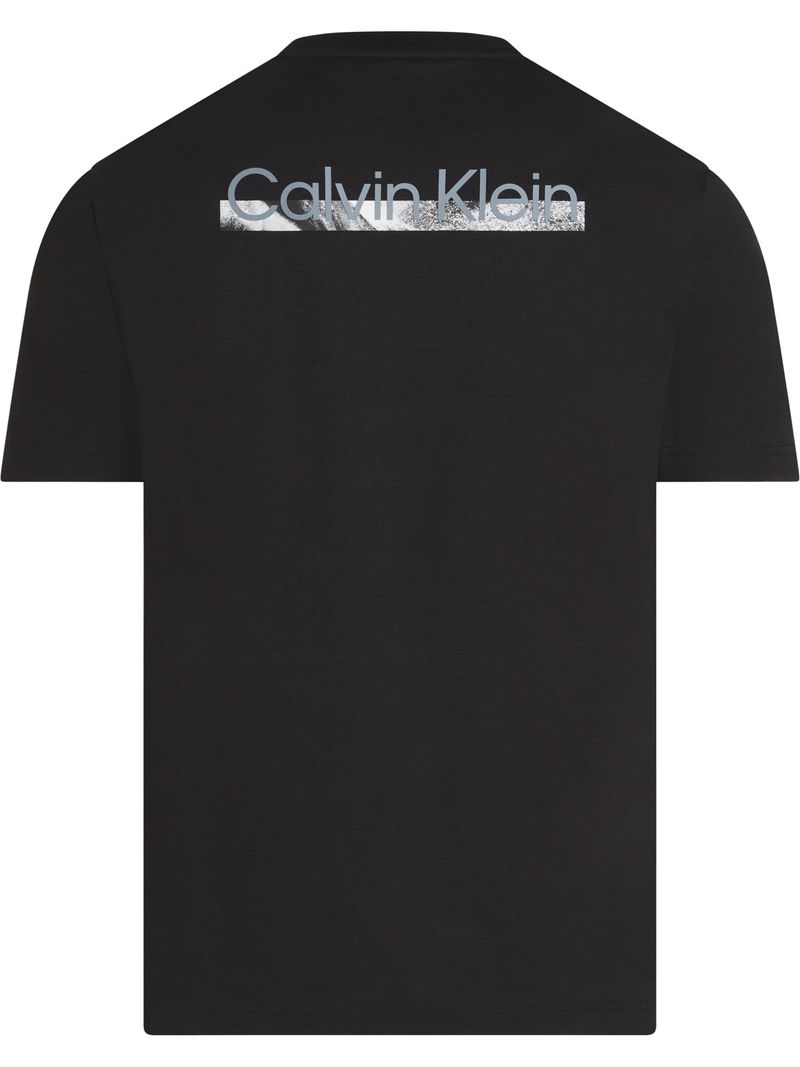 Playera-grafica-con-logotipo-en-la-espalda