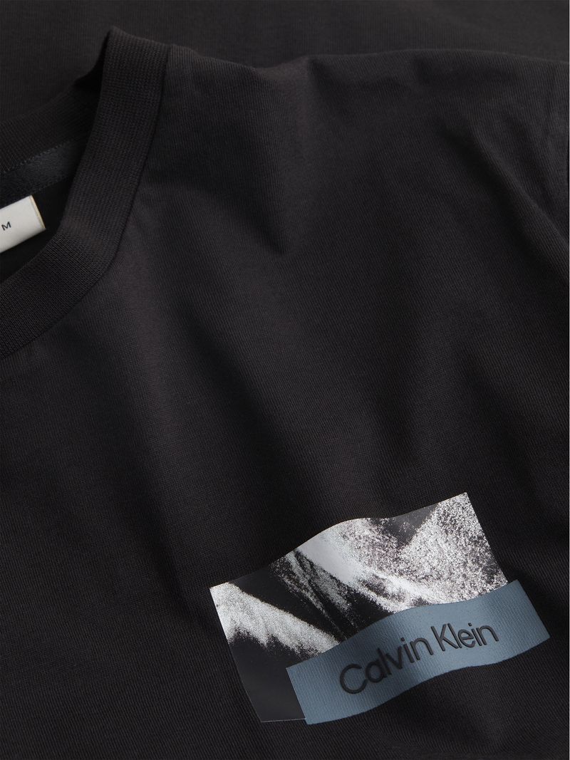 Playera-grafica-con-logotipo-en-la-espalda