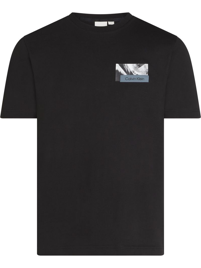 Playera-grafica-con-logotipo-en-la-espalda