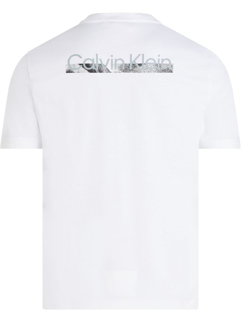 Playera-grafica-con-logotipo-en-la-espalda
