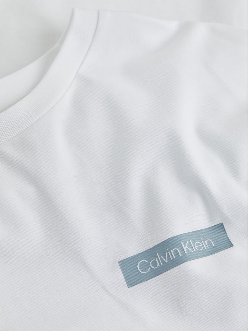Playera-manga-larga-con-bloques-de-color-apilados-en-la-espalda