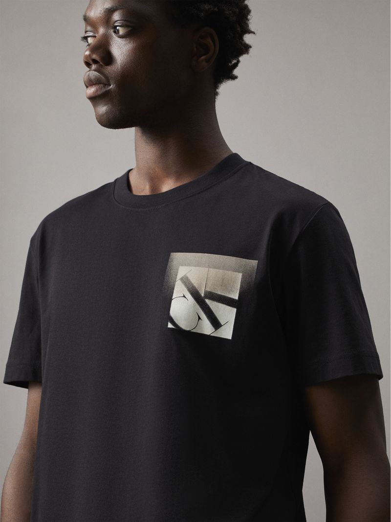 Playera-suave-con-monograma-en-caja