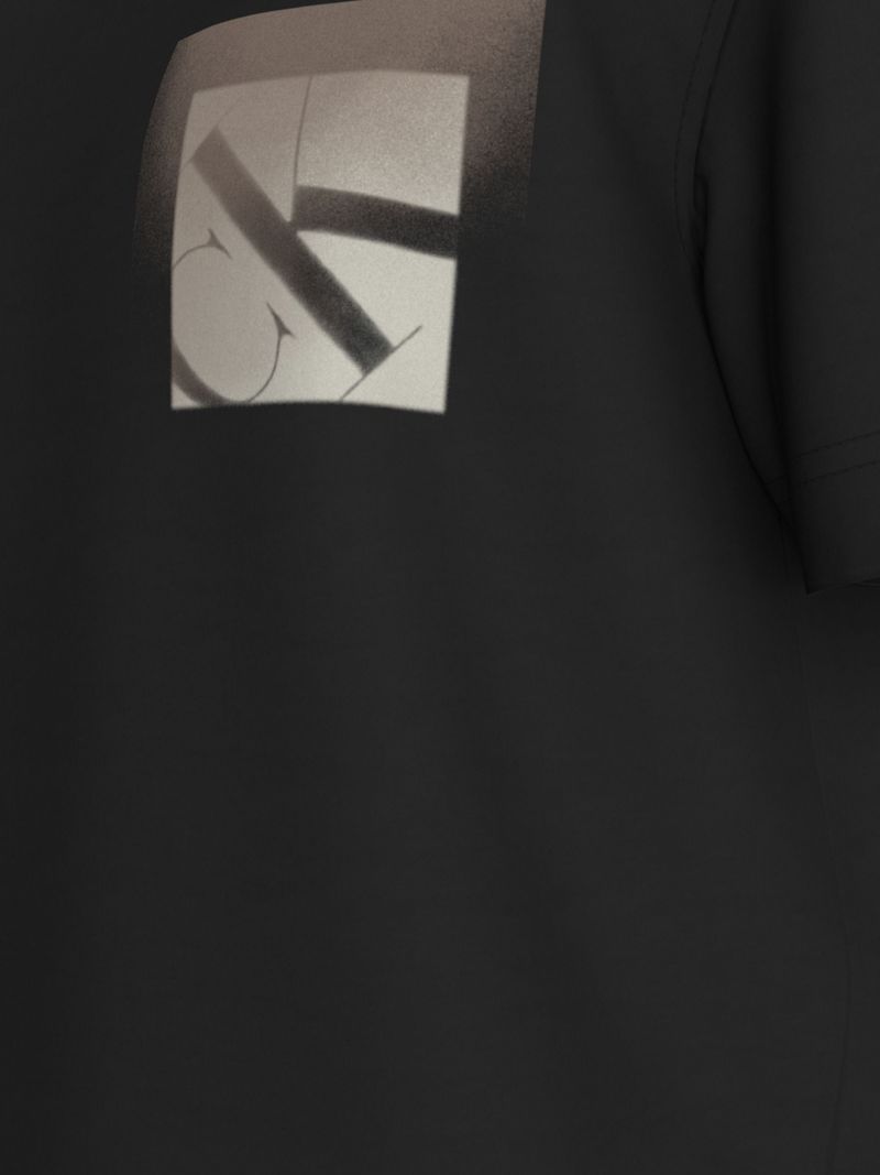 Playera-suave-con-monograma-en-caja