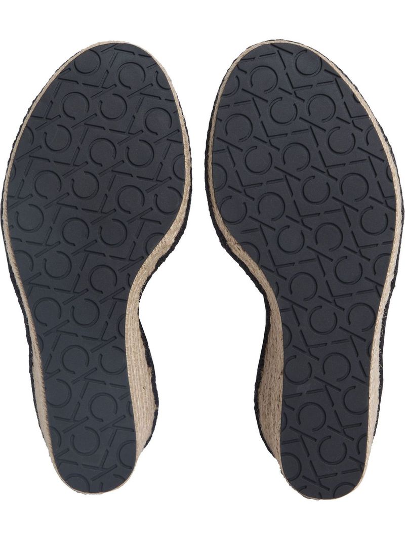 Sandalias-de-cuña-con-monograma