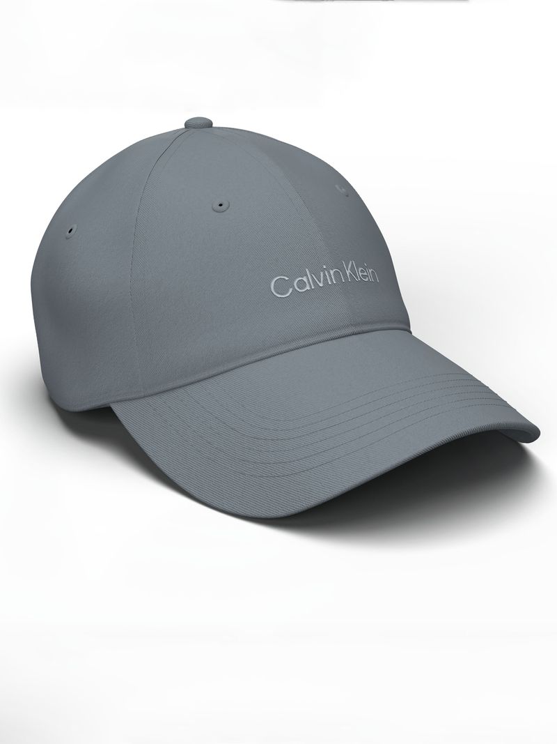 Gorra-con-logotipo-bordado