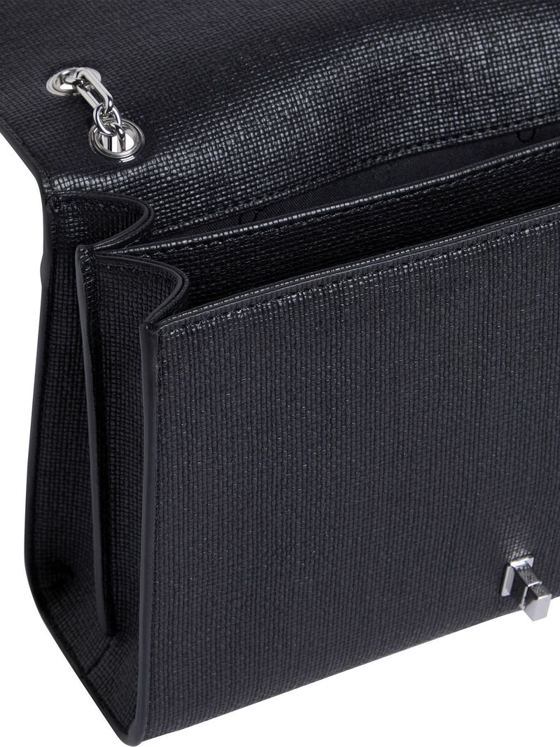Cartera-cruzada-con-textura-
