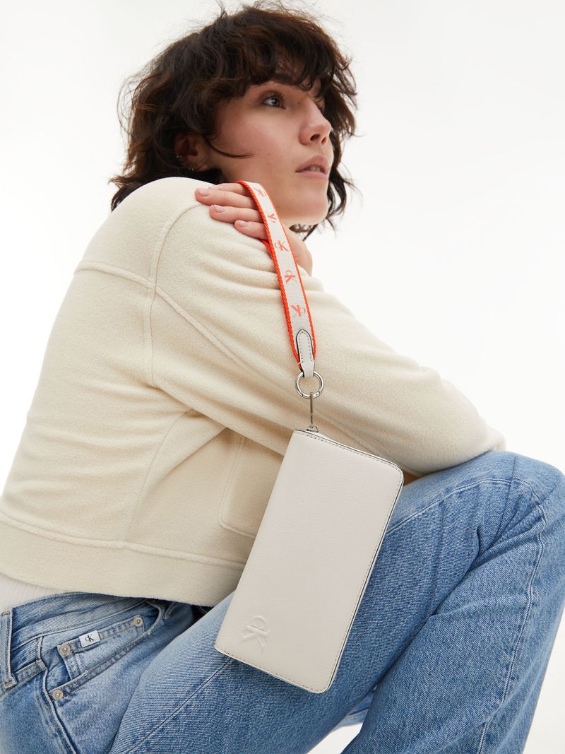 Billetera-con-zipper-ultraligera-con-asa-de-mano